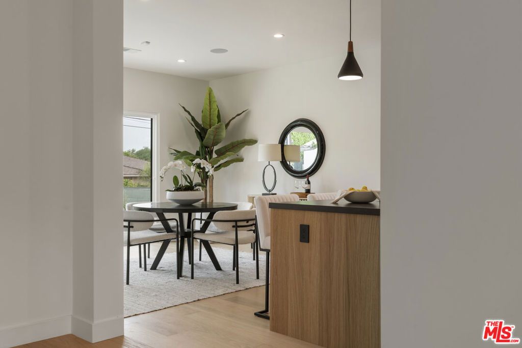 Image 14 of property listing at 3815 S Cochran Avenue, Los Angeles, CA 90008