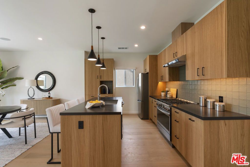 Image 16 of property listing at 3815 S Cochran Avenue, Los Angeles, CA 90008