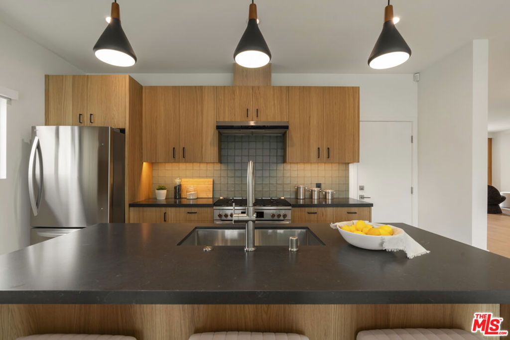 Image 18 of property listing at 3815 S Cochran Avenue, Los Angeles, CA 90008