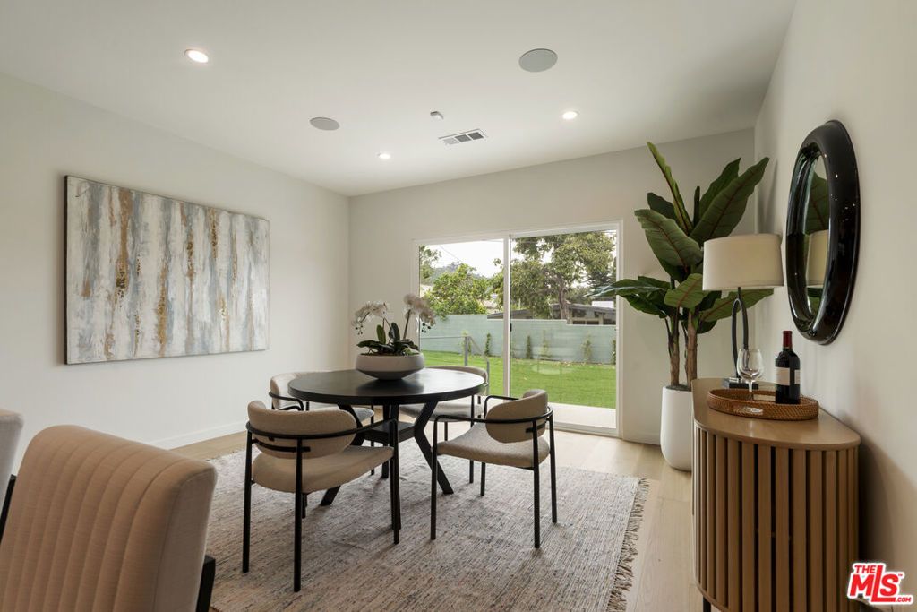 Image 21 of property listing at 3815 S Cochran Avenue, Los Angeles, CA 90008