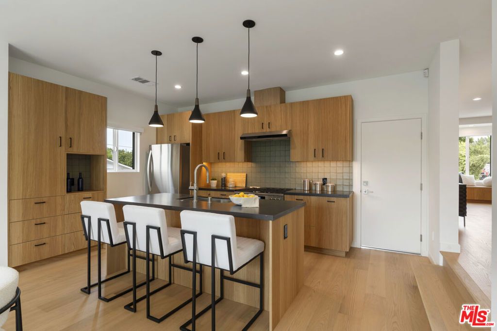 Image 22 of property listing at 3815 S Cochran Avenue, Los Angeles, CA 90008