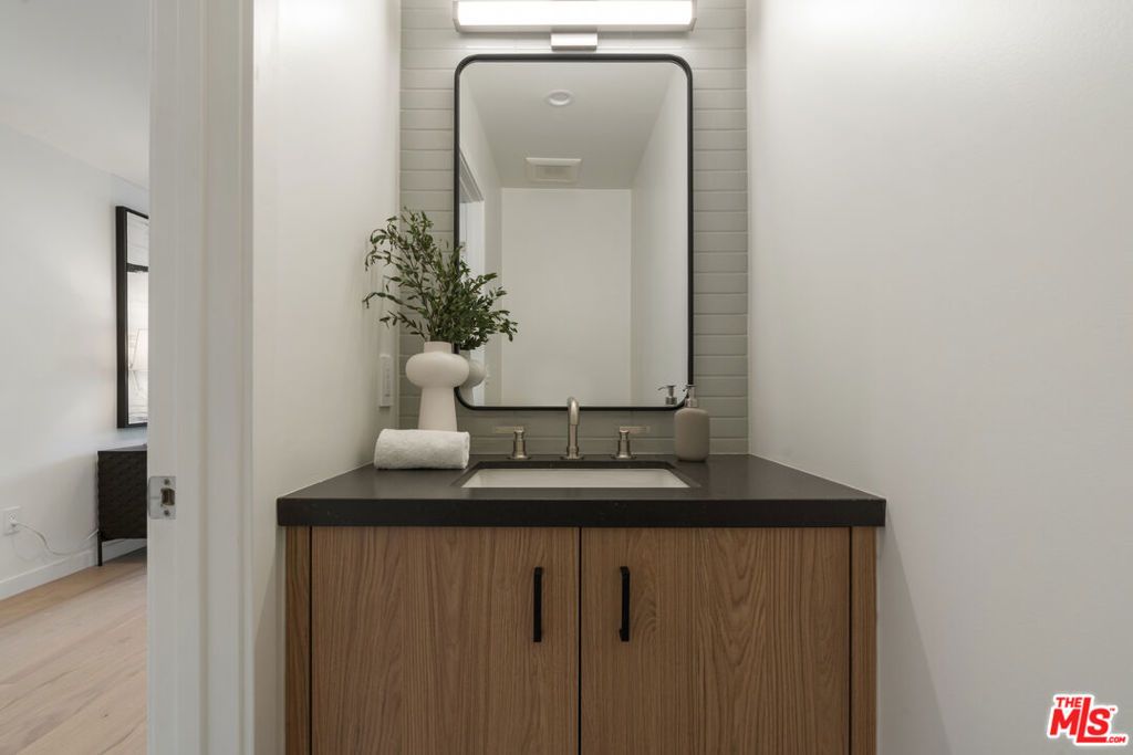 Image 23 of property listing at 3815 S Cochran Avenue, Los Angeles, CA 90008