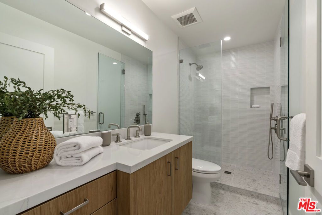 Image 27 of property listing at 3815 S Cochran Avenue, Los Angeles, CA 90008