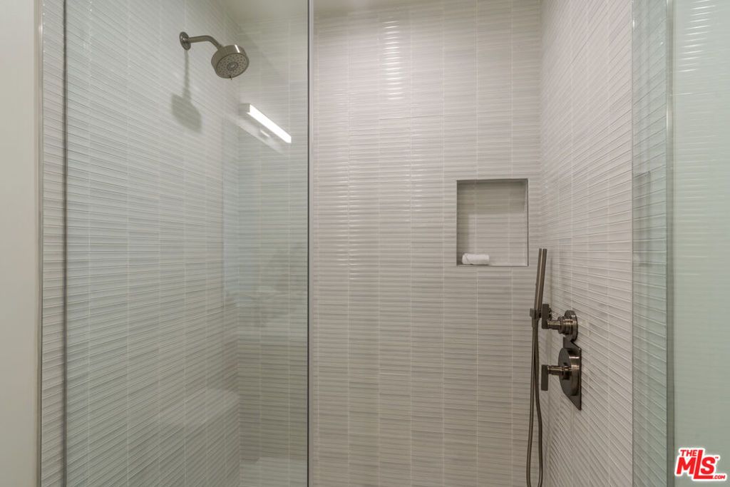 Image 28 of property listing at 3815 S Cochran Avenue, Los Angeles, CA 90008