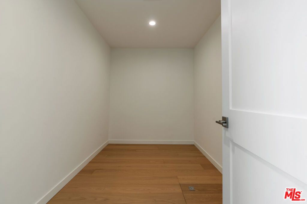 Image 34 of property listing at 3815 S Cochran Avenue, Los Angeles, CA 90008