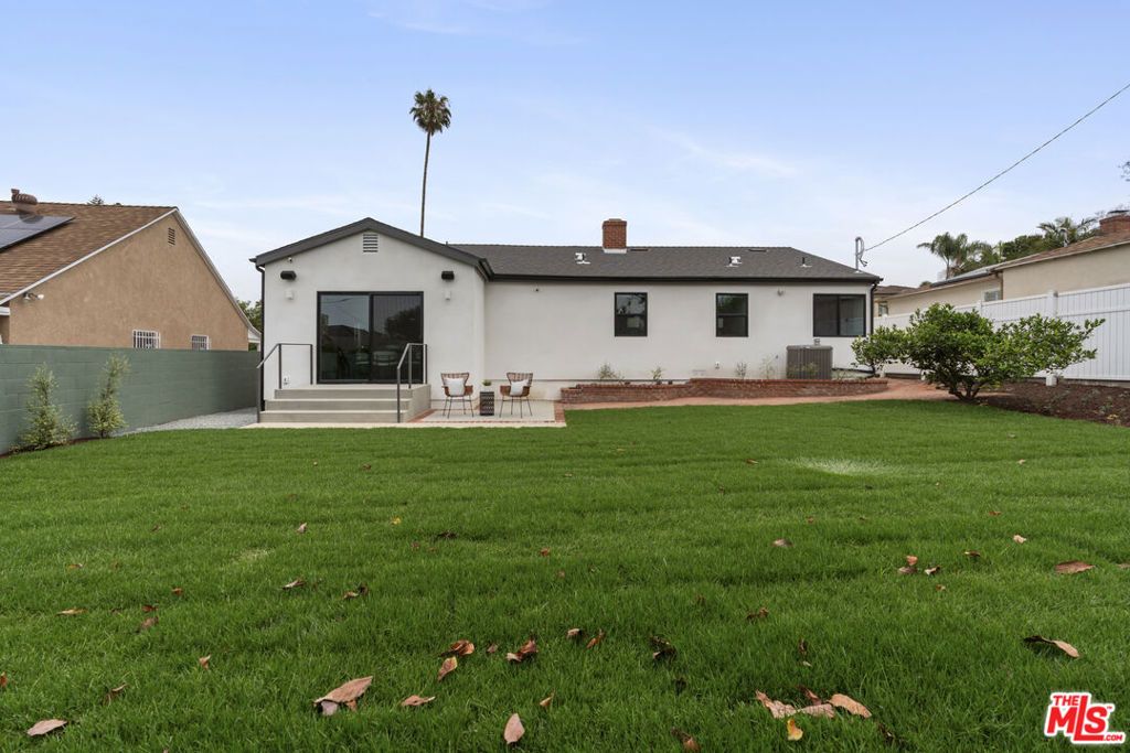 Image 43 of property listing at 3815 S Cochran Avenue, Los Angeles, CA 90008