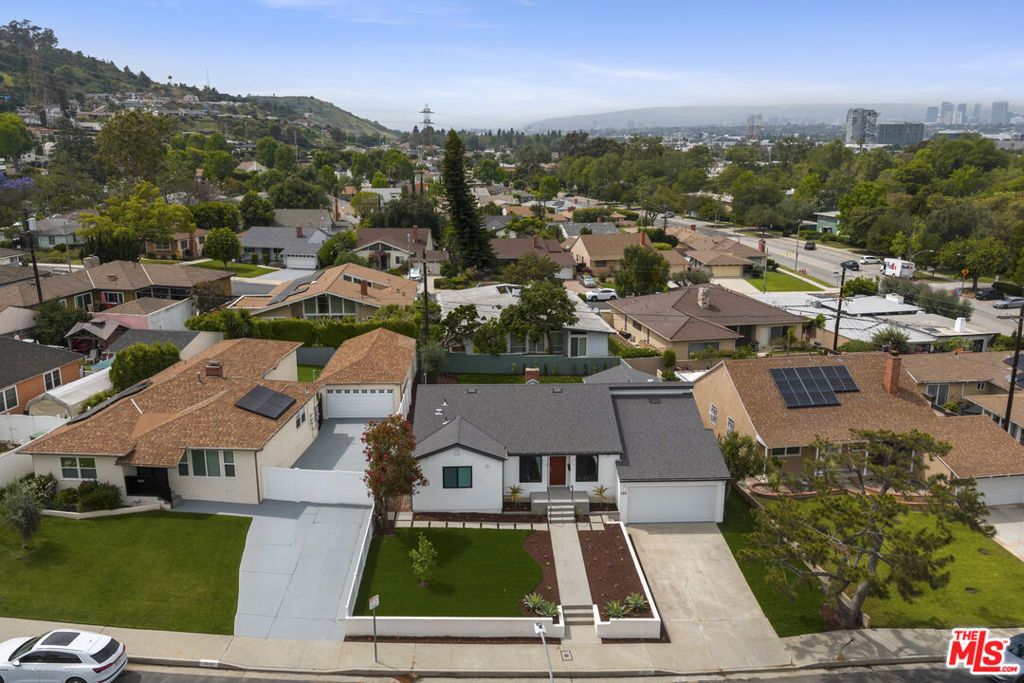 Image 5 of property listing at 3815 S Cochran Avenue, Los Angeles, CA 90008