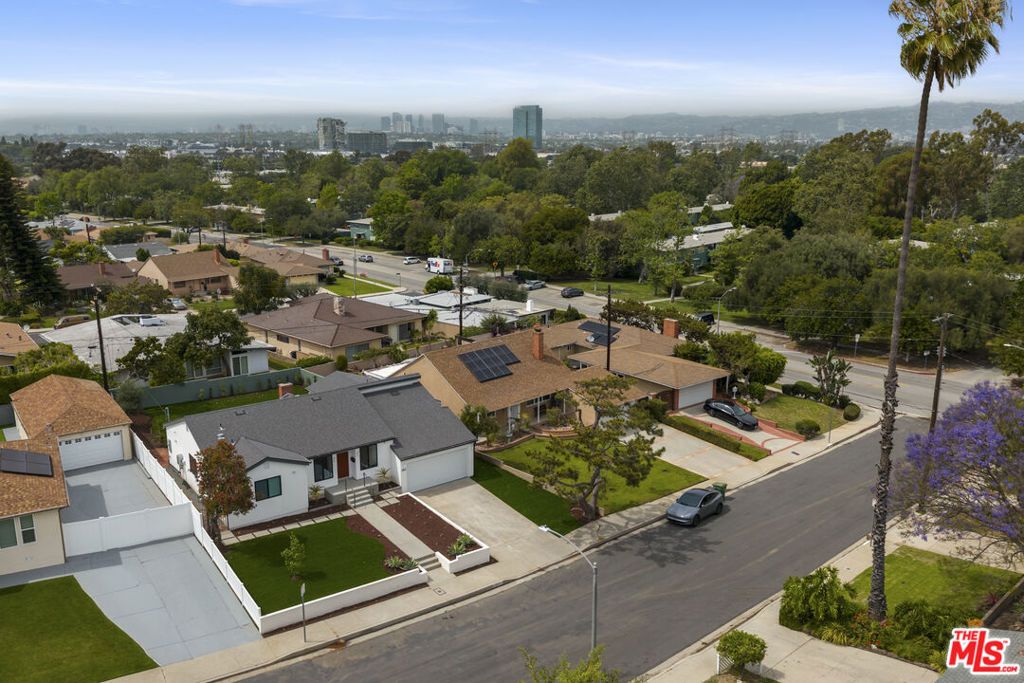 Image 6 of property listing at 3815 S Cochran Avenue, Los Angeles, CA 90008