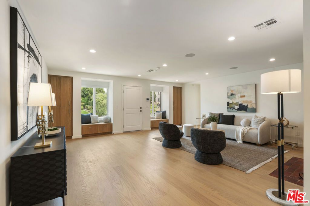 Image 8 of property listing at 3815 S Cochran Avenue, Los Angeles, CA 90008