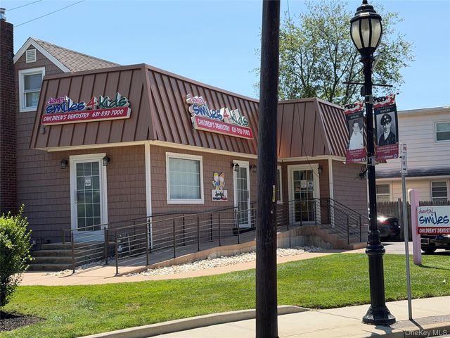 72 Phelps Lane, North Babylon, NY 11703