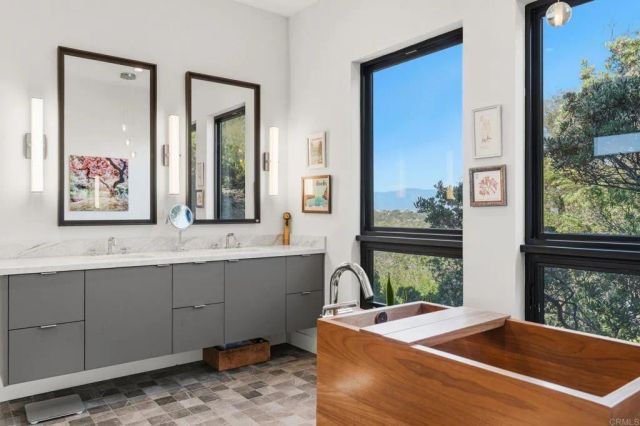 10042 Tall Oak Dr, Escondido, CA 92026