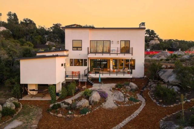 10042 Tall Oak Dr, Escondido, CA 92026