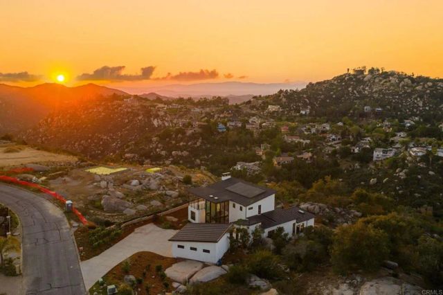 10042 Tall Oak Dr, Escondido, CA 92026