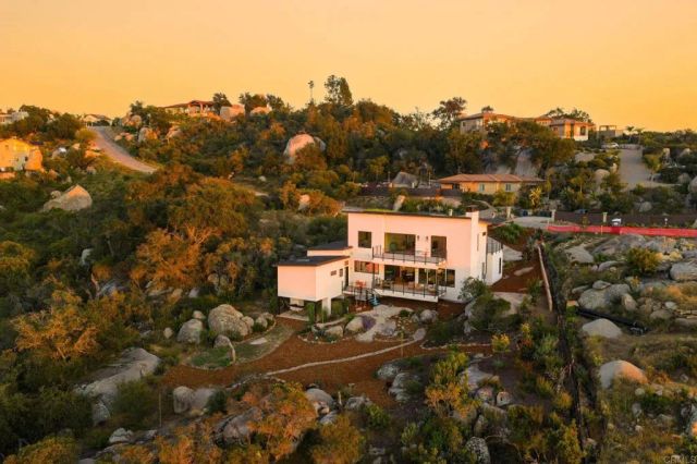 10042 Tall Oak Dr, Escondido, CA 92026