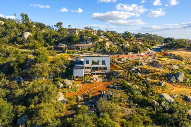 10042 Tall Oak Dr, Escondido, CA 92026