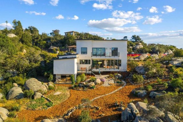10042 Tall Oak Dr, Escondido, CA 92026