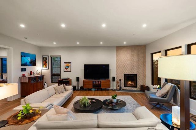 10042 Tall Oak Dr, Escondido, CA 92026