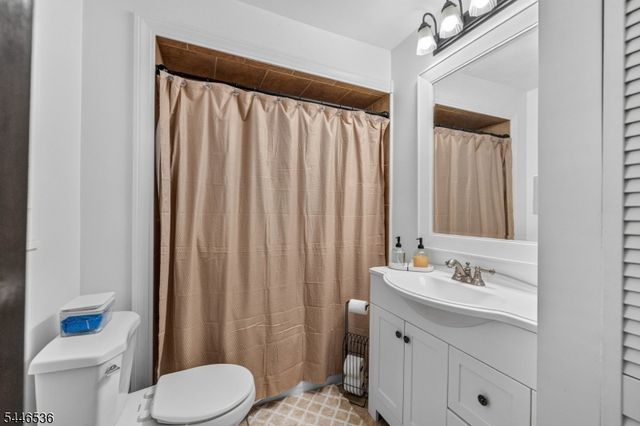 36 Lebanon Trl, Hopatcong Boro, NJ 07843