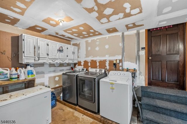 36 Lebanon Trl, Hopatcong Boro, NJ 07843