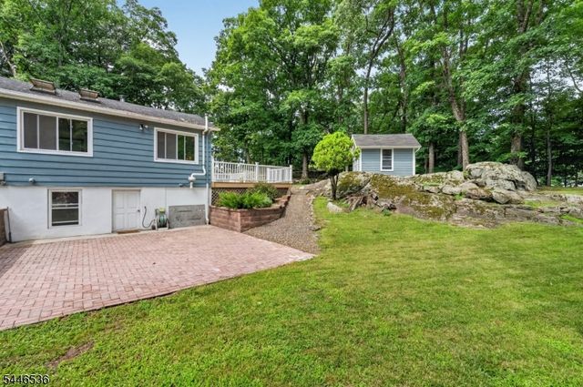 36 Lebanon Trl, Hopatcong Boro, NJ 07843