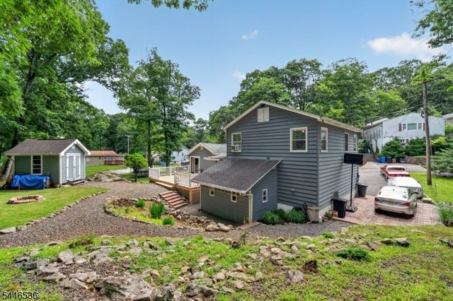 36 Lebanon Trl, Hopatcong Boro, NJ 07843