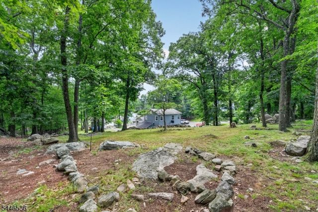 36 Lebanon Trl, Hopatcong Boro, NJ 07843