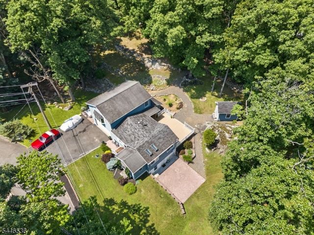 36 Lebanon Trl, Hopatcong Boro, NJ 07843