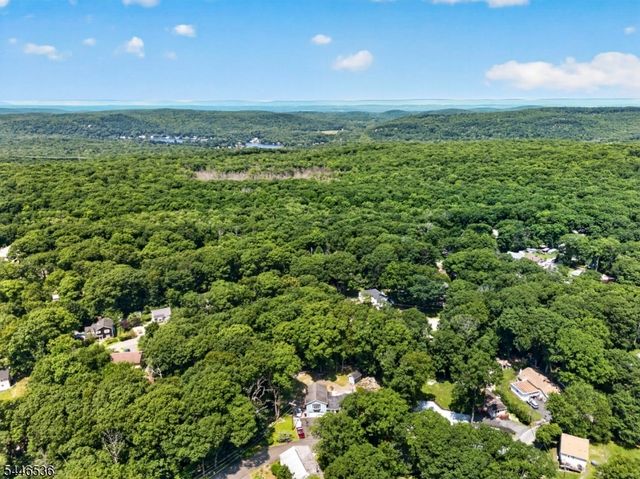 36 Lebanon Trl, Hopatcong Boro, NJ 07843