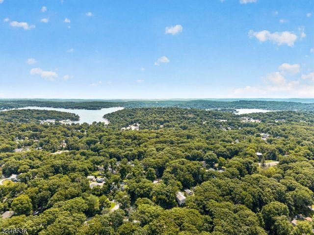 36 Lebanon Trl, Hopatcong Boro, NJ 07843