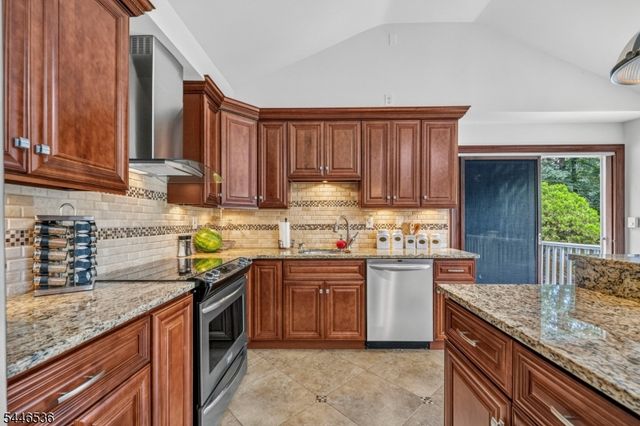 36 Lebanon Trl, Hopatcong Boro, NJ 07843