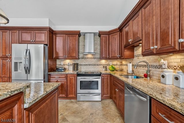 36 Lebanon Trl, Hopatcong Boro, NJ 07843