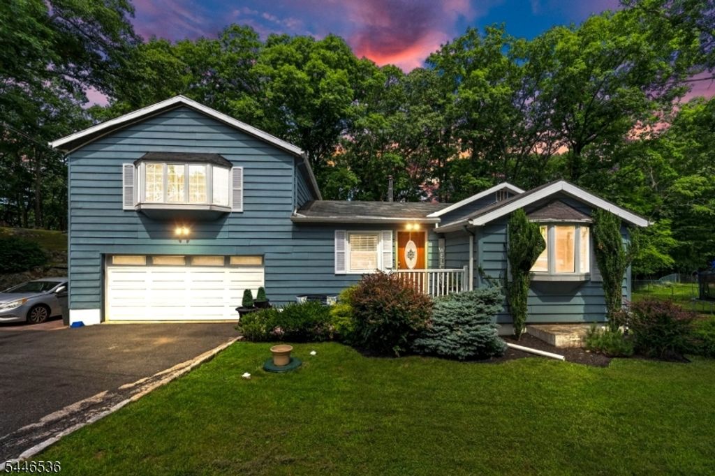 36 Lebanon Trl, Hopatcong Boro, NJ 07843