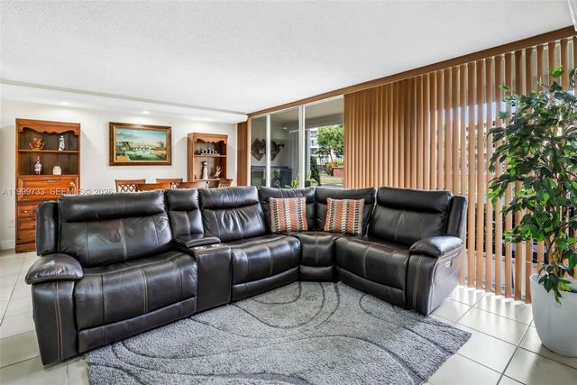 9210 Fontainebleau Blvd 104, Miami, FL 33172