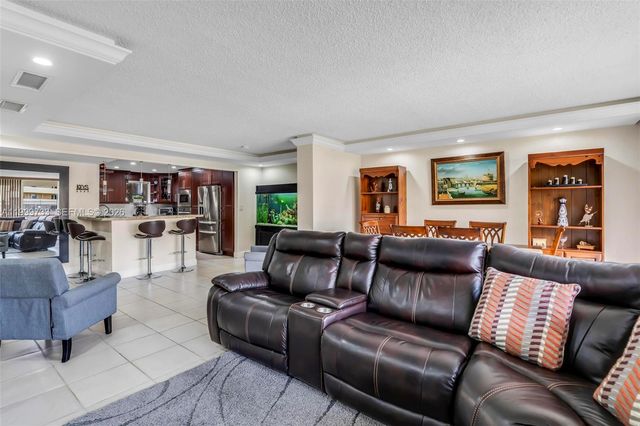 9210 Fontainebleau Blvd 104, Miami, FL 33172