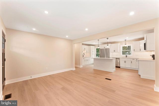 528 W MAPLE AVE, Langhorne, PA 19047