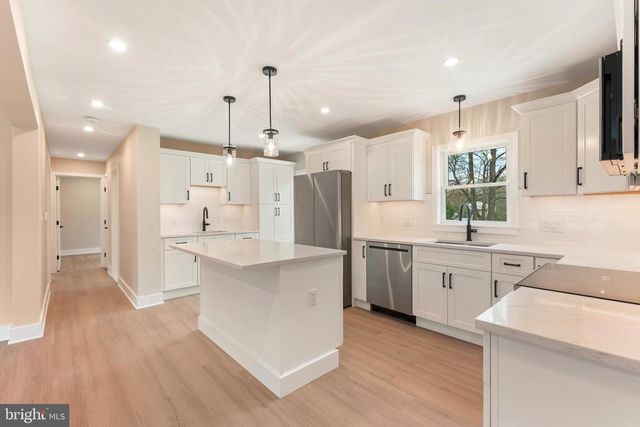 528 W MAPLE AVE, Langhorne, PA 19047