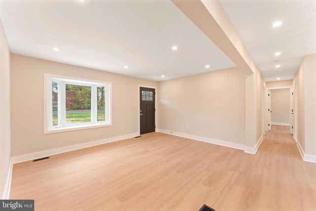 528 W MAPLE AVE, Langhorne, PA 19047