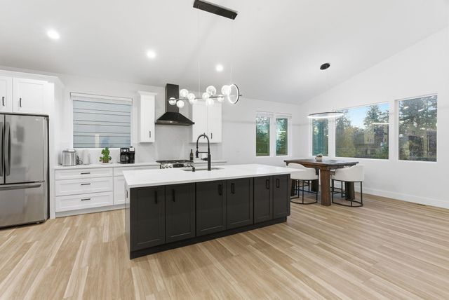 1712 W Toni Rae Dr, Spokane, WA 99218