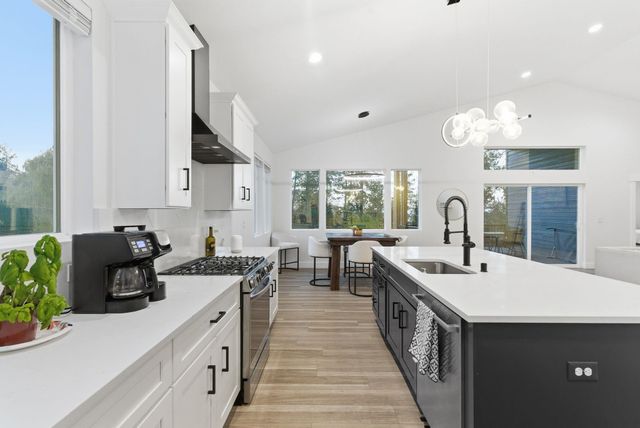 1712 W Toni Rae Dr, Spokane, WA 99218