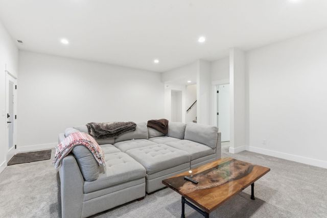 1712 W Toni Rae Dr, Spokane, WA 99218