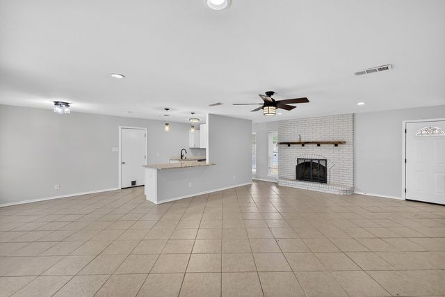 102 E Bayside Drive, Mabank, TX 75156