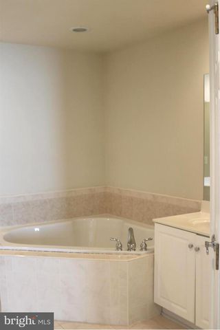 1601 LEEDS CASTLE DR, Vienna, VA 22182