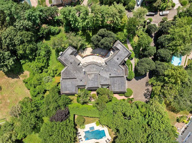 13 Chanticlare Drive, Manhasset, NY 11030
