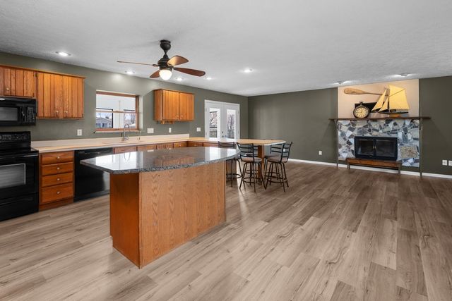 3545 W Harbor Drive, Bettendorf, IA 52722