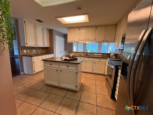 607 Brocton Street, Victoria, TX 77904