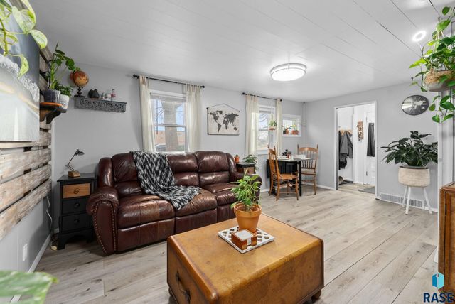 1107 N Kiwanis Ave Avenue, Sioux Falls, SD 57104