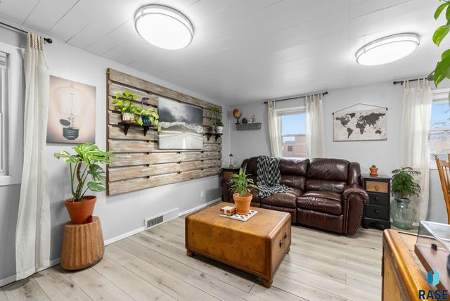 1107 N Kiwanis Ave Avenue, Sioux Falls, SD 57104