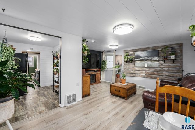 1107 N Kiwanis Ave Avenue, Sioux Falls, SD 57104