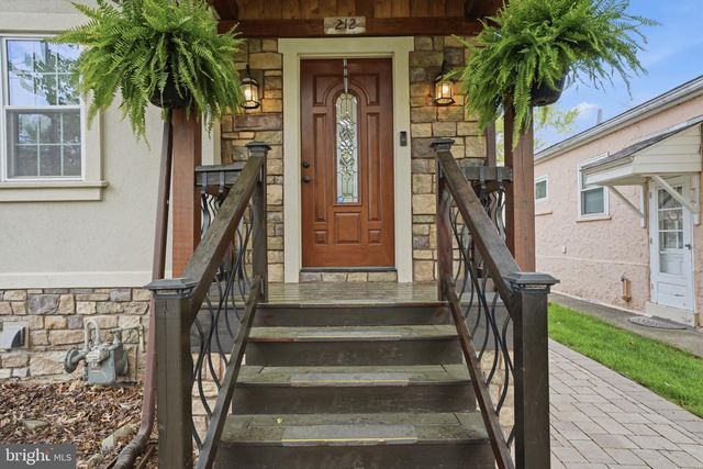 212 W FRANKLIN ST, Morrisville, PA 19067