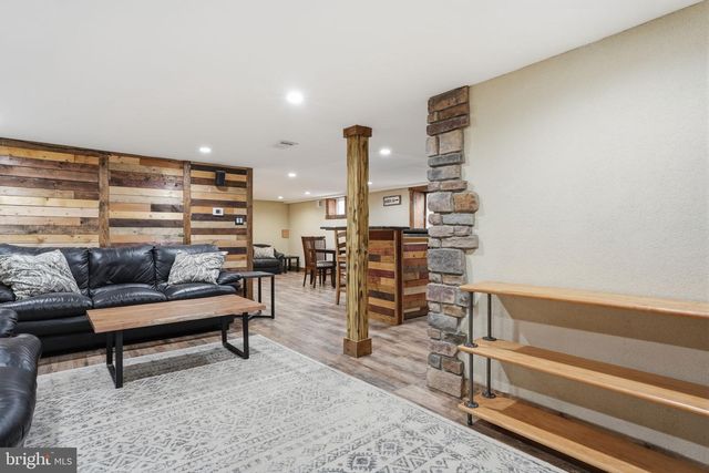 212 W FRANKLIN ST, Morrisville, PA 19067